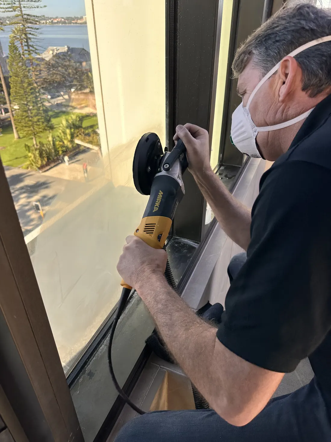 Close work with the polisher on a corroded window pane