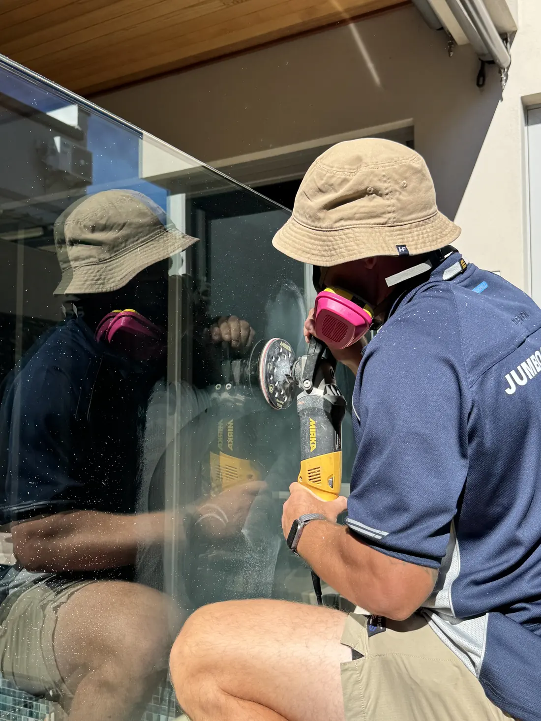 Close work cutting scratching out of a glass pane with a rotary polisher